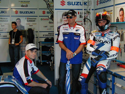 Jean-Michel accompagné de Nicolas Dussauge et Sébastien Gimbert avant le départ du Bol d'or 2003